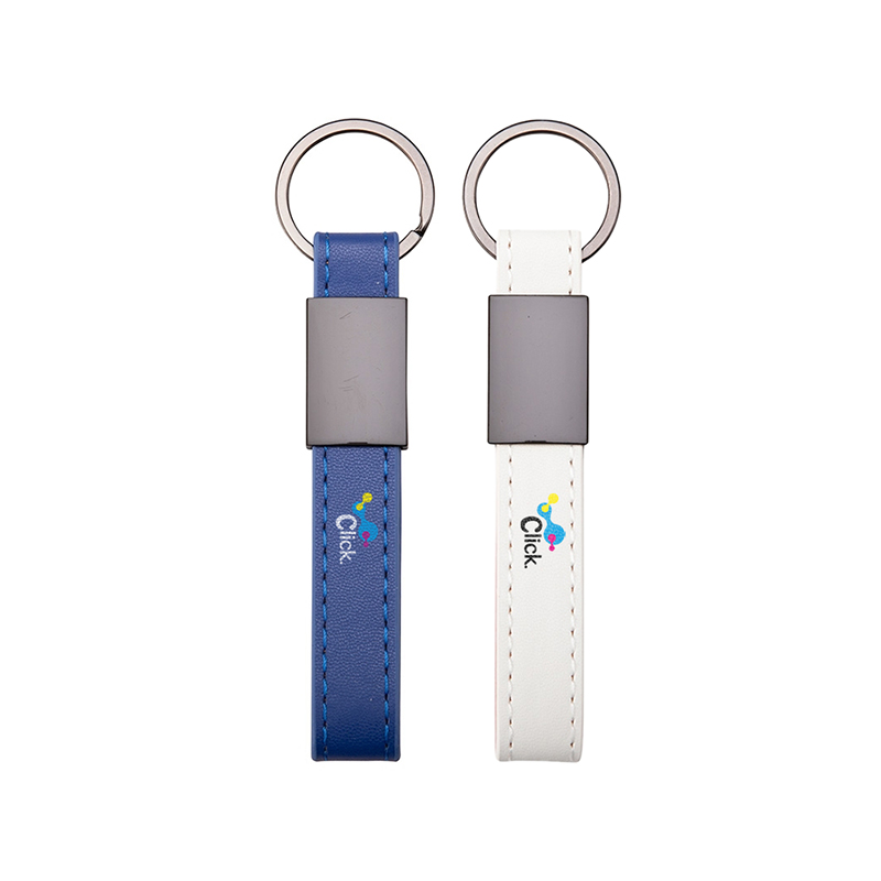 Chaveiro metálico com tira em couro sintético. Possui superfície lisa e dois parafusos na parte posterior.

Altura :  12,6 cm

Largura :  3,2 cm

Medidas aproximadas para gravação (CxL):  2 cm x 1 cm (parte metálica) - 5 cm x 0,8 cm (parte couro sintético)
